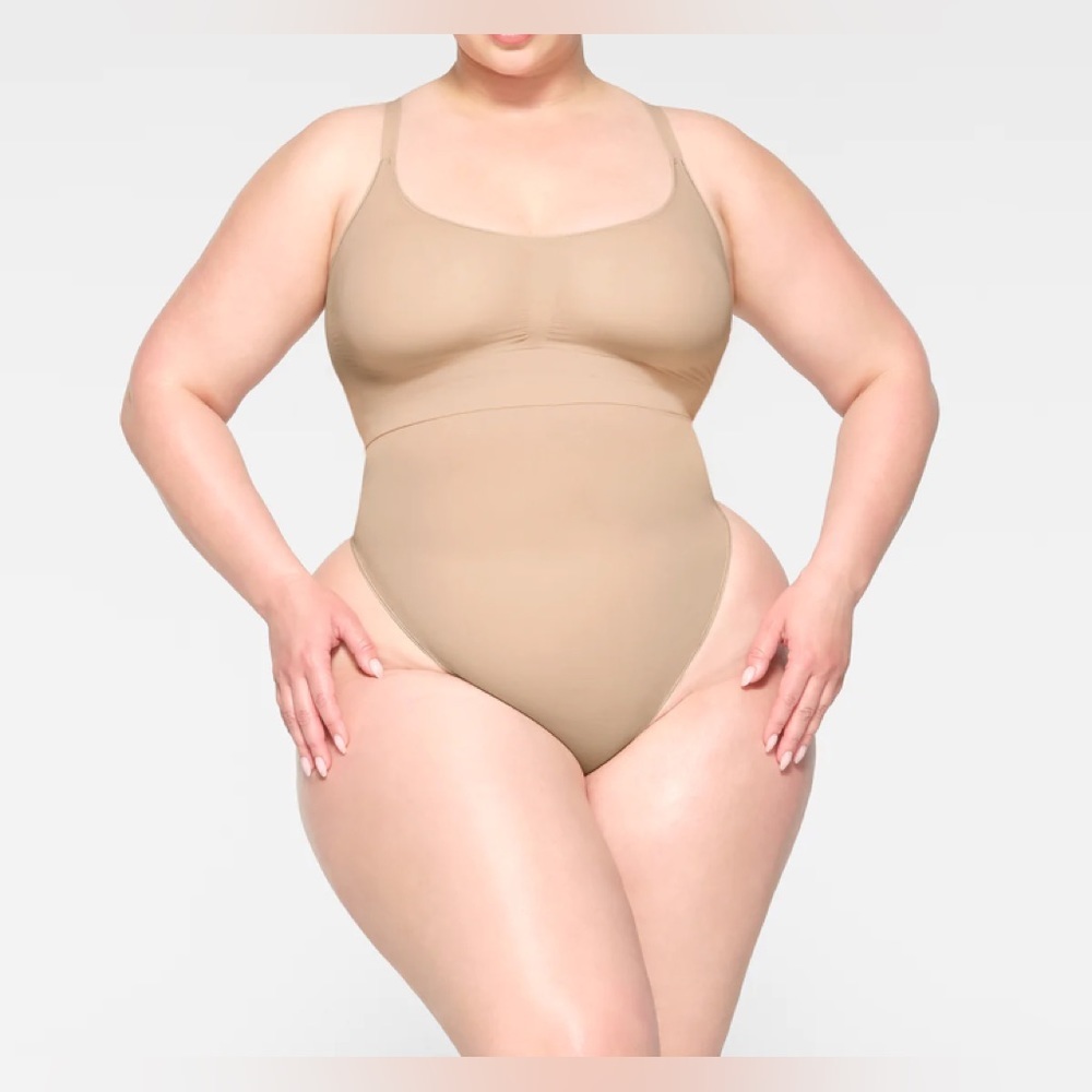 Skims sculpting thong Small NWOT - Picture 4 of 7